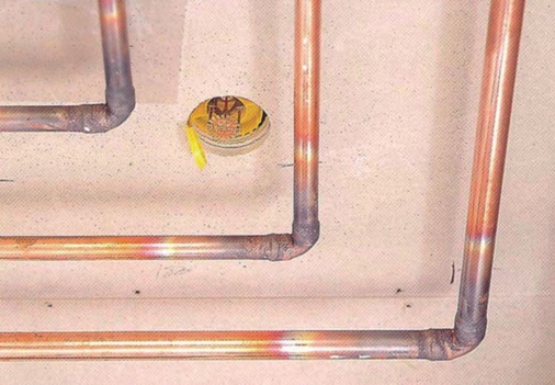 Sprinkler sind mit einem Rohrnetz aus nicht brennbarem Material wie Kupfer verbunden, das mit Wasser gefüllt ist und unter Druck steht