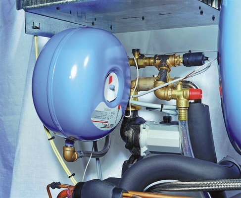 Bild 3 Das Sole-Aus­dehnungsgefäß wird bei den „SensoTherm BSW“-Wärmepumpen der ­Kompaktklasse bis 15 kW im Gehäuse integriert