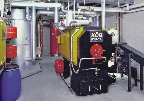Bild 2 Vollautomatische Biomasse-Kessel wie der PYROT-540 (540 kW Wärme­leistung) für Holzpellets, Hackschnitzel und Späne sind auch zur Beheizung größerer Mehrfamilienhäuser geeignet