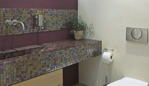 Die Verwandlung ist mittels Wedi-Bauplatte, die für den gesamten Waschtisch sowie die Wandverkleidungen eingesetzt wurde, gelungen