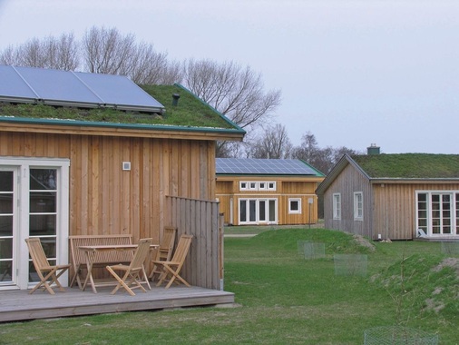Blick auf die ökologisch konzipierten Ferienhäuser. Ganz im Sinne der Nachhaltigkeit wurde auf fossile Energieträger verzichtet und erneuerbaren Energien der Vorrang gegeben. Gut zu erkennen: die ­Solarkollektoren auf den Dächern
