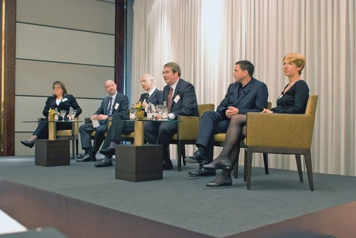 Abschlussdiskussion auf dem Podium (v.l.): Dr. Susanne Eichholz-Klein, Andreas Dornbracht, Matthias Horx, Jens Wischmann, Prof. Joachim Jürke und Astrid Barsuhn