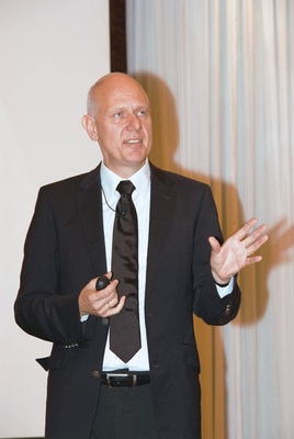 Matthias Horx überzeugte mit interessanten Zukunftsvisionen und rhetorischer Sicherheit: Wie sieht zum Beispiel die Wohn-Architektur der Zukunft aus?