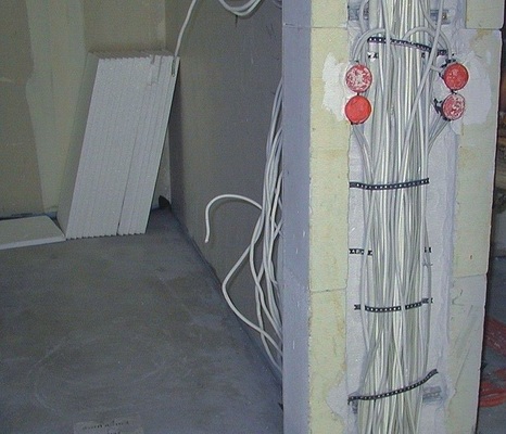 Überladener Kabelschlitz in einem notwendigen Treppenraum eines Wohngebäudes
