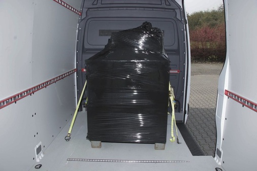 Nicht immer lässt sich Ladung am Boden festzurren, deshalb sind Verzurrschienen im oberen ­Bereich wichtig