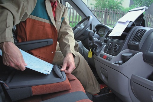 Der Fahrer findet im neuzeitlichen Cockpit zahlreiche Ablagen oder sogar eine klappbare Mehrzweckfläche über dem mittleren Sitz (Ducato)
