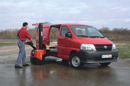 Beim neuen Toyota Hiace ist der Frachtraum mit 4,5 bzw. 5,4 m³ ­unverändert, Front und Motoren wurden überarbeitet