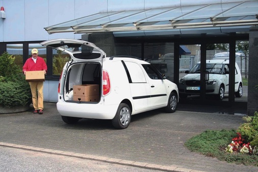 Der im verblechten Frachtraum recht einfach ausgestattete Lieferwagen „Praktik“ ist in vielen Teilen vom Škoda Roomster abgeleitet