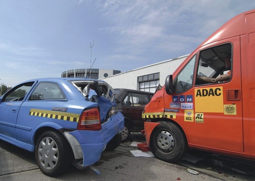 Der ADAC hat einen typischen Transporter-Crash nachgestellt. Etliche Unfälle ließen sich durch adaptive Notbremssysteme vermeiden