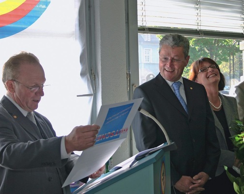 Freuten sich über die zahlreichen Gäste und die guten Wünsche: Manfred und Gabriele Stather bei der Dankesrede des stellvertretenden Vorsitzenden Volker Werling