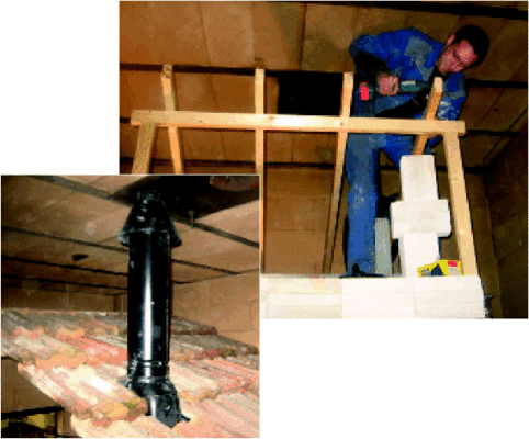 Mehrgeschossiger Test­aufbau der brandschutz.org, Dachstuhl wird aufgerichtet, Dachein­deckung aufgebracht (System Skobifix 30 von Skoberne)