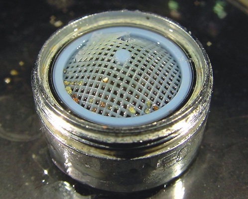 Bild 6 Wasser­zugewandte Seite eines Perlators mit Kunststoffsieb ohne mikrobiellen Bewuchs