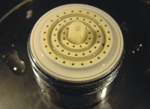 Bild 5 Wasser­zugewandte Seite eines Perlators aus Kunststoff ohne mikrobiellen Bewuchs