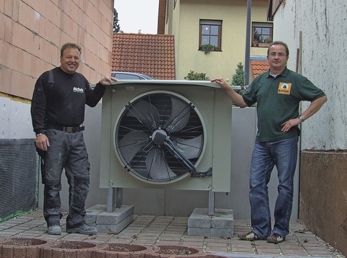 Frank Bossert (r.) hat mit einer veränderten Vorgehensweise bei der Auftragsgewinnung seine Abschlussquote von 30 % auf 80 % erhöht. Allein in diesem Jahr konnte er von den 40 Wärmepumpen etwa 21 nur durch das “Heizkostenspar-Konzept“ verkaufen