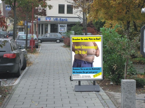 Auffällige Außenschilder und Laufweg-Stopper sorgen für Aufmerksamkeit bei den Spaziergängern