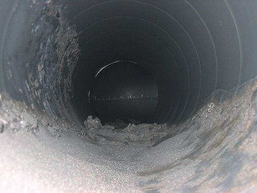 Leitung mit Metallstaubablagerungen in einem Industriebetrieb