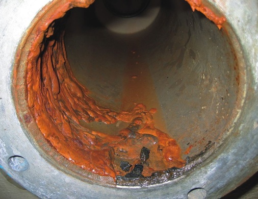 Bild 5 Korrosion an einer verzinkten Stahlrohrleitung nach einer Messing-Armatur