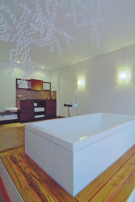 Ein um die Duravit-Starck-X-Wannen umlaufender Wassergraben fängt überfließendes Wasser ein