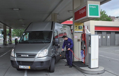 SBZ-Tester Thomas Dietrich tankt den Iveco Daily CNG auf: Vom 3,5- bis zum 5,2-Tonner-Kastenwagen und für Pritschen-Varianten bis 6,5 t zGG ist jetzt ein Erdgasmotor verfügbar