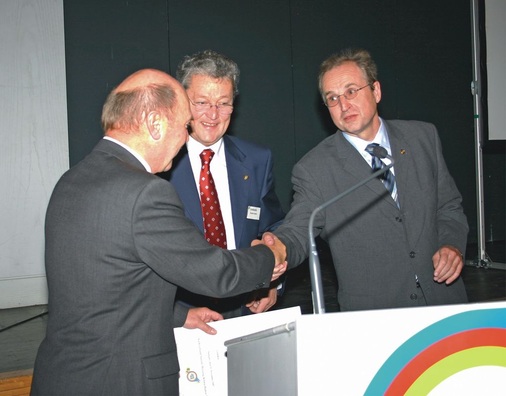 Der Fachverband überreichte Michael von Bock und Polach die goldene Ehrennadel. Als „Impulsgeber und handwerkspolitisches Sprachrohr“ würdigte Vorsitzender Stather den ZVSHK-Hauptgeschäftsführer