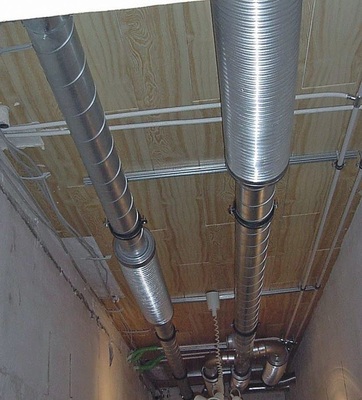 Bild 6 Bei Altbauten bietet sich die Installa­tion in der abgehängten Decke, hier im Flur an