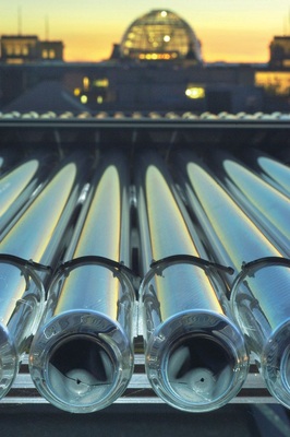 Die Solaranlage auf dem Dach des Presse- und Informationsamtes der Bundesregierung in Berlin dient der solargestützten Kälteerzeugung. Die Vakuumröhren versorgen zwei Absorptionskälteanlagen