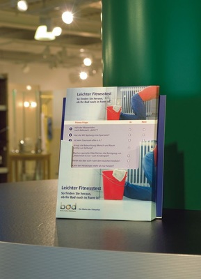 Zugriff: Ein stabiler Aufsteller nimmt die DIN-A4-Checklisten auf und findet u.a. auf Empfangs- und Beratungstheken seinen Platz