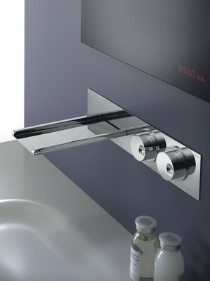 Wassermenge und die Temperatur können bei der Wandarmatur Clock Work von Ritmonio exakt eingestellt werden