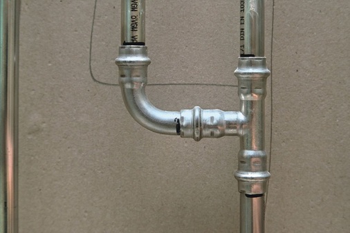 Zur permanenten Durchströmung des Trink­wasser-Leitungsnetzes wurde die Zirkulationsleitung bis unmittelbar vor die jeweiligen Entnahmearmaturen geführt