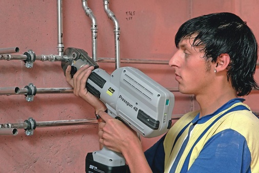 Dem Termindruck standgehalten: Mit der Akku-Pressgun 4B wurden die Rohrverbindungen fachgerecht hergestellt