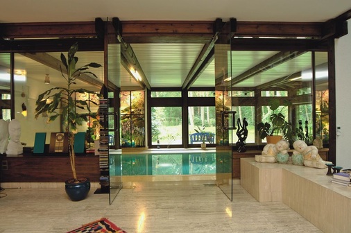 Die Trennwand zwischen Wohn- und Poolbereich besteht aus Isolierglas. So wird ein Wärmeverlust in der Schwimmhalle sowie ein unbeabsichtigtes Heizen des Hauses verhindert.