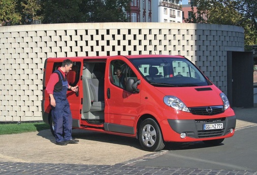 2,9-Tonner mit integrierter Doppelkabine: Durch die zweite Sitzreihe passen max. sechs Personen plus Material in den Vivaro