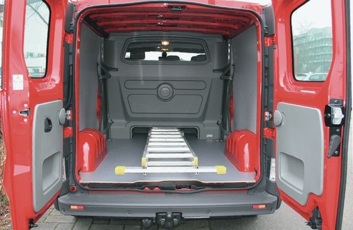 Fracht bis zu einer Länge von 229 cm kann in den Stauraum unter der Sitzbank durchgeschoben werden
