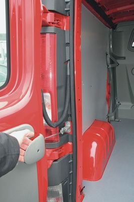 Dank komfortabler Taste gibt es keine Klemmgefahr bei der 90-Grad-Entriegelung an den Flügeltüren