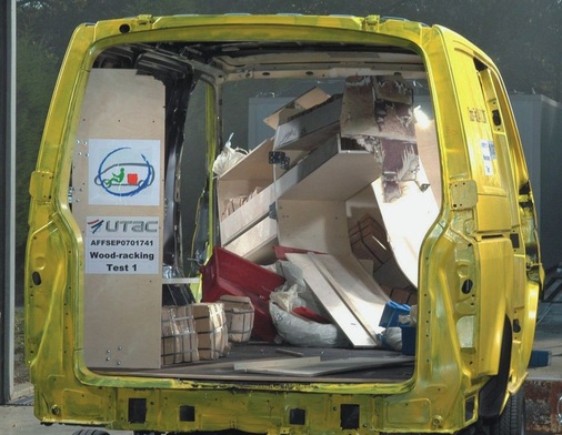 Simulierter Auffahrunfall mit 50 km/h: Eine Holzeinrichtung wird zum Trümmerfeld — mit hoher Verletzungsgefahr!