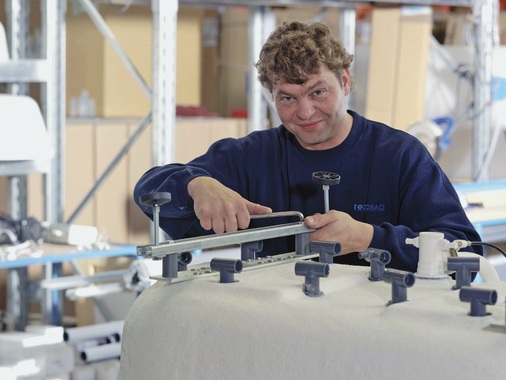 Handmade:In der Repabad- Manufaktur werden die Whirlpools entsprechend der Kundenwünsche innerhalb von 14 Tagen nach Auftragseingang individuell gefertigt