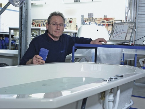 Qualitätskontrolle:Montageleiter Uwe Müller bei der technischen Abnahme und Überwachung des 24-Stunden-Dauertests