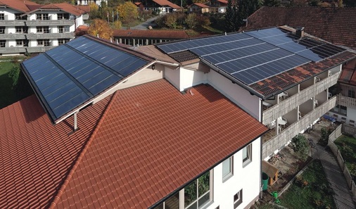 Auf den Dächern des Hotels zur Post in Langdorf wurden eine Solarwärmeanlage mit rund 188 m² Kollektor­fläche und eine Photovoltaikanlage mit 88 m² installiert