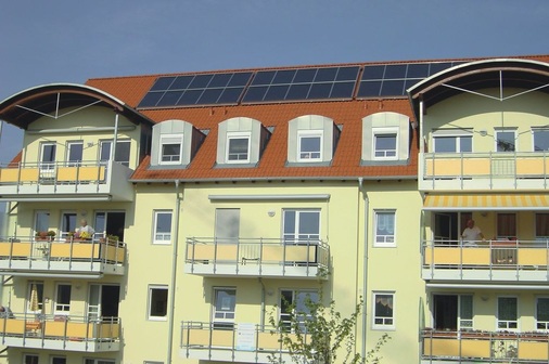 Bislang werden über 95 % der Solarwärmeanlagen auf Ein- und Zweifamilienhäusern installiert. Damit liegt das Marktsegment Mehrfamilienhäuser etc. noch fast brach