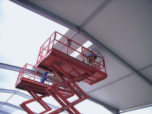 Die Dachuntersicht ist störungsfrei von Schrauben und anderen Befesti­gungsmitteln