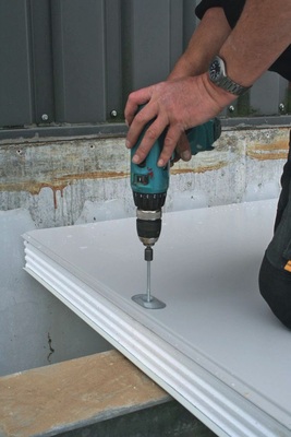 Die Dachelemente lassen sich mit bauaufsichtlich zugelassenen Schrauben direkt auf die Unterkonstruktion befestigen