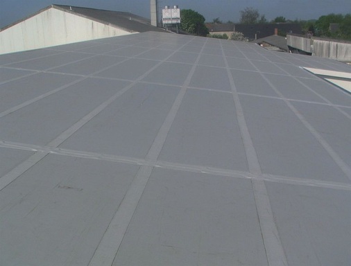 Bei Deckbreiten von 1190 mm und einer Elementlänge von bis zu zwölf Metern sind nicht nur kurze Montagezeiten, sondern auch ein geringer Personaleinsatz möglich