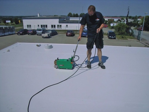 Die Flachdachelemente sind sofort nach der Montage begehbar, so dass die Abdichtungsarbeiten parallel zur Verlegung ausgeführt werden können