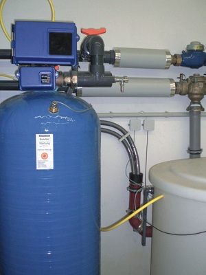 Bild 5 Stehende Wasserenthärtungsanlage mit Verbindung zum Abwassersystem
