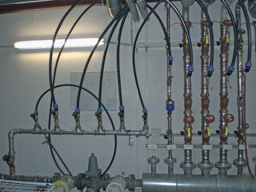 Bild 10 Provisorischer Trinkwasserverteiler für die Spülung der einzelnen Bauteile