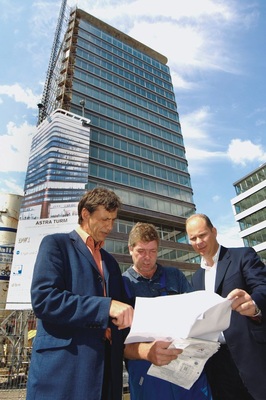 Optischer Mittelpunkt des neuen Hamburger Stadt­viertels Hafenkrone ist der neue Astra-Turm. Mit der Umsetzung des Heiztechnik-Konzepts wurde das SHK-Unternehmen von Andreas Förster (l.) beauftragt. Auf dem Bild bespricht er mit Obermonteur Volker Rasmussen (M.) und mit Oliver Knoop, Heimeier Außendienst, die weitere Vorgehensweise