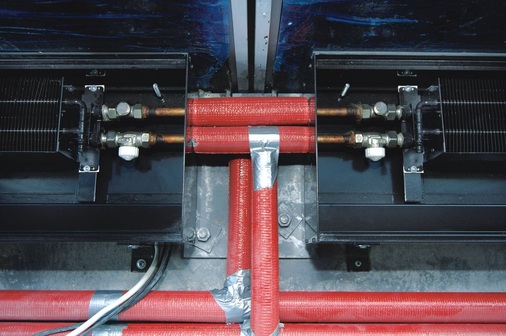 Jeder Unterflurkonvektor wurde mit einer Rücklaufverschraubung und einem Reglerventil mit Bauschutzkappe von Heimeier ausgerüstet. Die Montage der Thermostatköpfe erfolgte erst vor der Inbetriebnahme