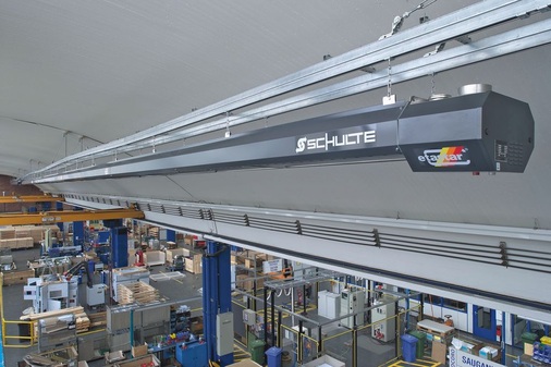 Mit dem direktbefeuerten Dunkelstrahler spart die Firma Schlafhorst einen Großteil der vor der Sanierung benötigten Heizenergie ein. Aufgrund des modularen Aufbaus lassen sich die Dunkelstrahler-­Elemente (3 und 6 m) bis zu einer Länge von 90 m montieren