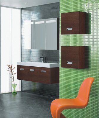 Die neue Korpus- und Frontfarbe Smoked Oak bietet der dänische Badmöbelhersteller Dansani zu ausgewählten Kollektionen an