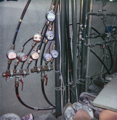 Unter der Devise „Selbst ist der Mann“ hat uns SBZ-Leser Roland Wünsch aus Bad Langensalza dieses Foto einer mehr als abenteuerlichen Installation überlassen. Ihm und allen weiteren Einsendern und Leserbriefschreibern an dieser Stelle ein herzliches Dankeschön für ihr Engagement!
